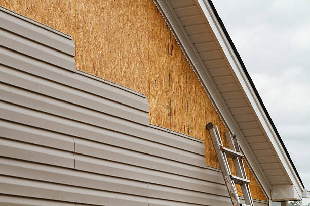 Professional Siding Inspection technician working in Snoqualmie Pass, WA